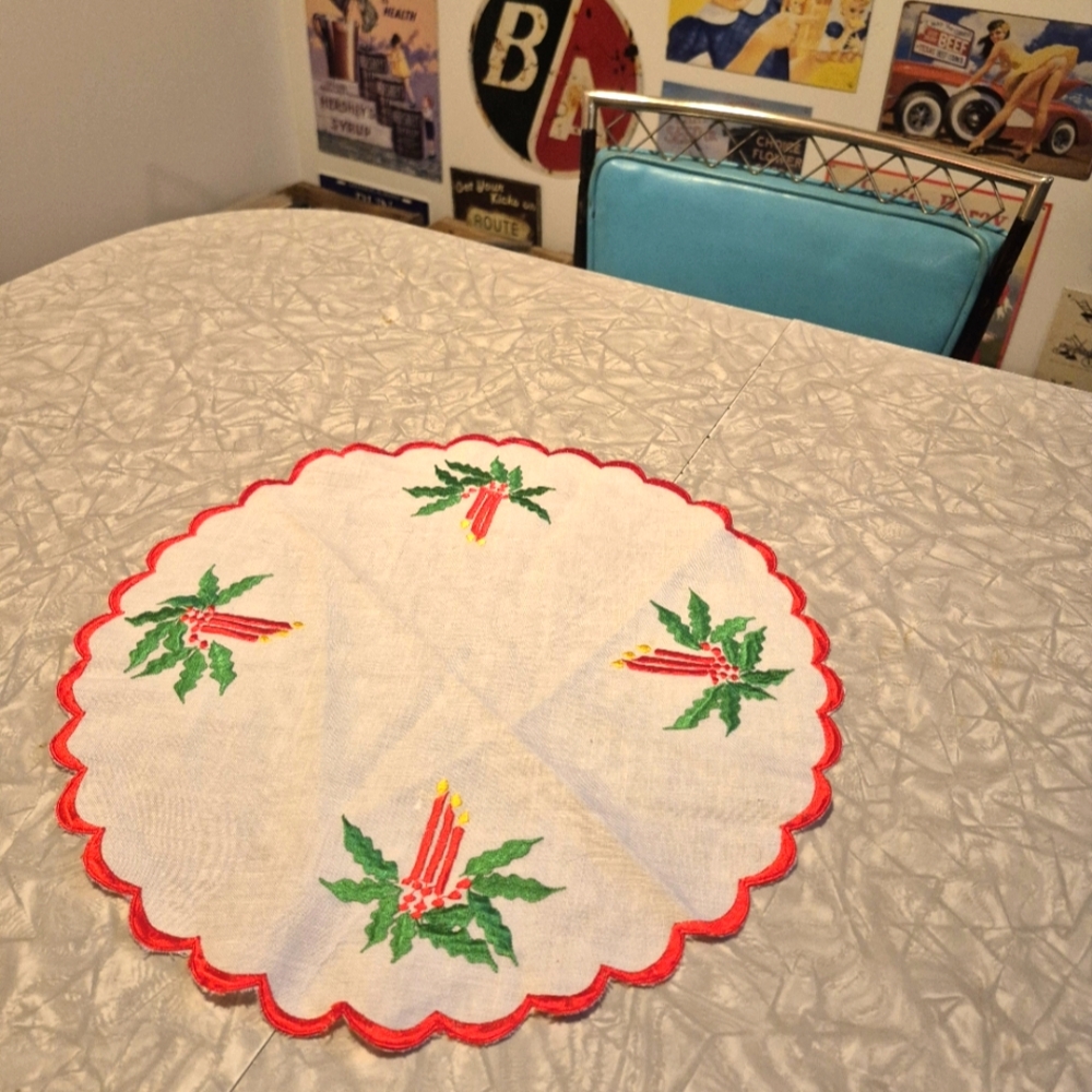 Vintage Christmas Table Doile - Picture 1 of 4